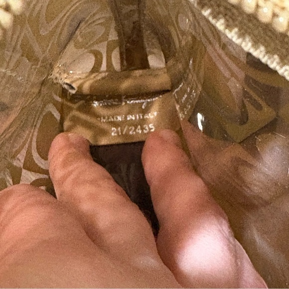 Salvatore Ferragamo Brown Monogram Women's handbag,shoulder bag or wrislet - Picture 16 of 16